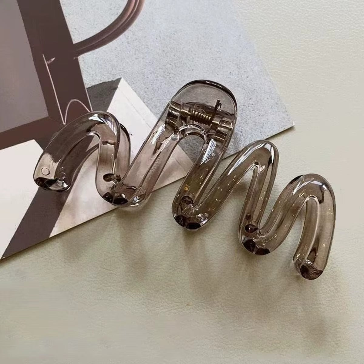 Hair Clip Women Y2K Wavy High Glossy Amber Brown 11cm Lightweight Plastic Clip