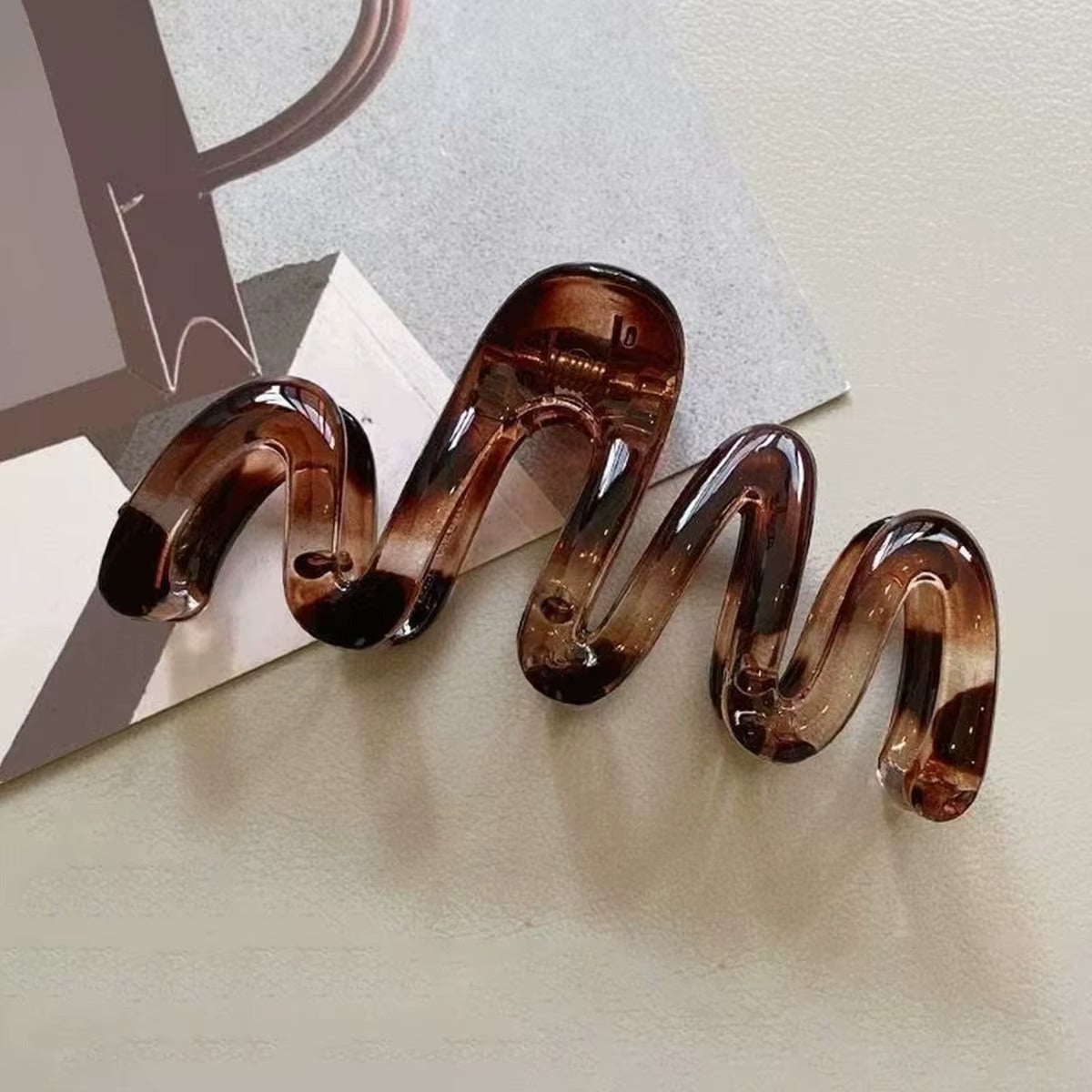Hair Clip Women Y2K Wavy High Glossy Amber Brown 11cm Lightweight Plastic Clip
