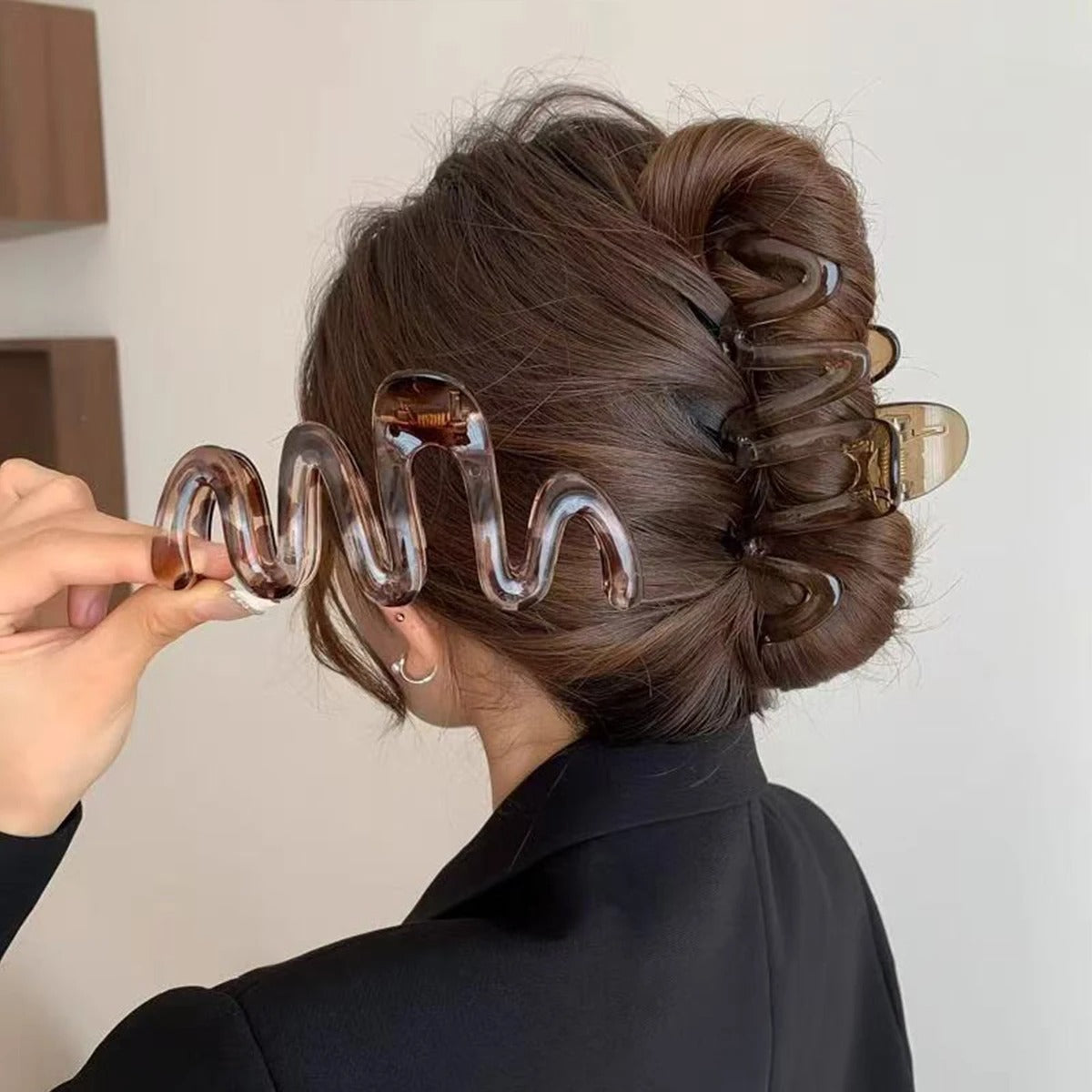 Hair Clip Women Y2K Wavy High Glossy Amber Brown 11cm Lightweight Plastic Clip