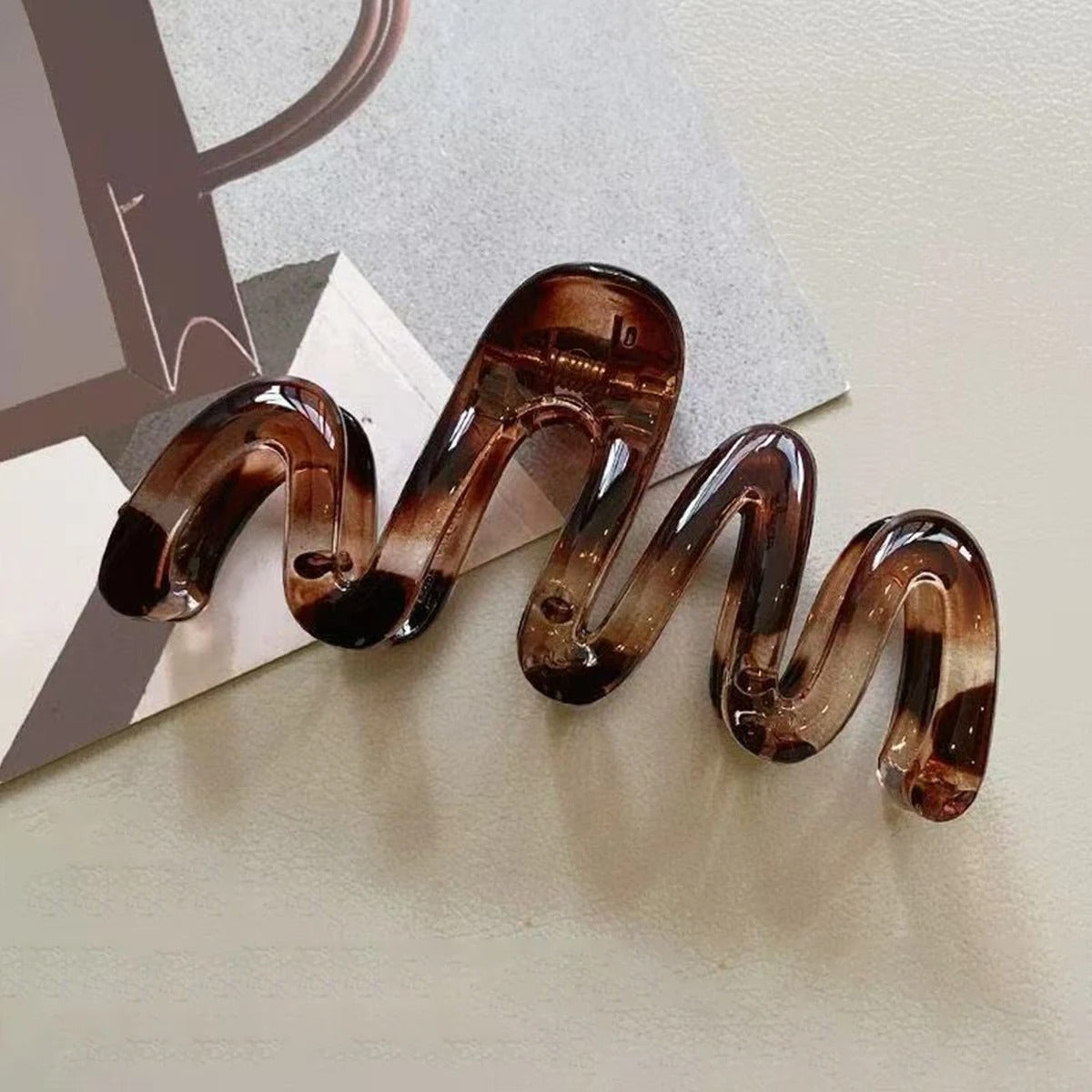 Hair Clip Women Y2K Wavy High Glossy Amber Brown 11cm Lightweight Plastic Clip