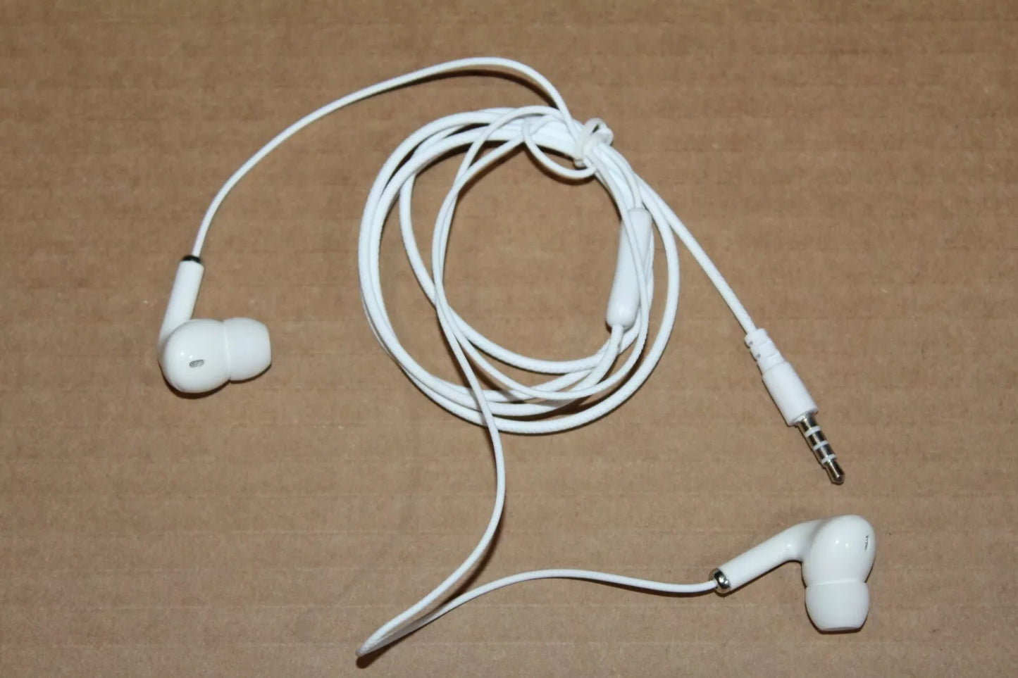 White earphones Wired Earphone Mobile Phone PC Laptop tablet 1 x White earphone